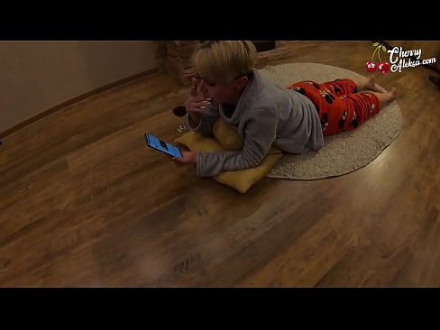 ❤️ Bláznivá blondýnka kouří obrovské péro a poskakuje na něm - anální sex ❌ Sex video u nás ❌