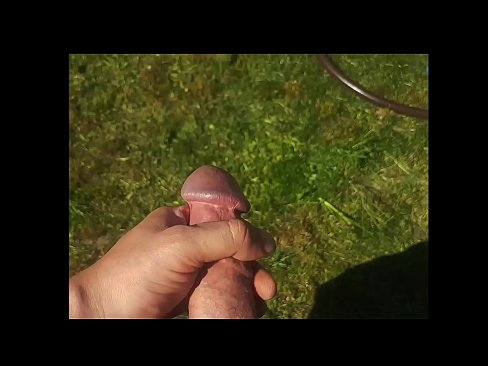 ❤️ Žhavá kočička si nechá ošukat růžovou kundičku a udělá se squirtem v letní zahradě. ❌ Sex video u nás ❌