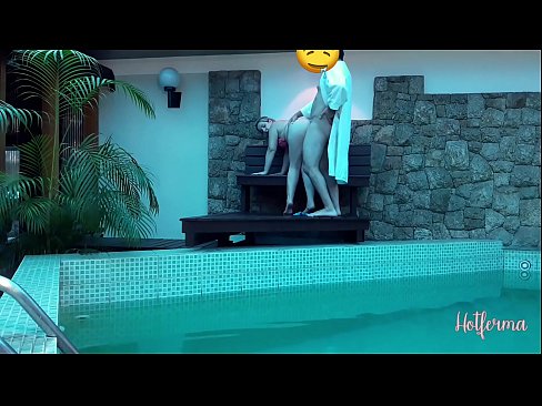 ❤️ Šéf pozve služebnou k bazénu, ale neodolala žhavému ❌ Sex video u nás ❌