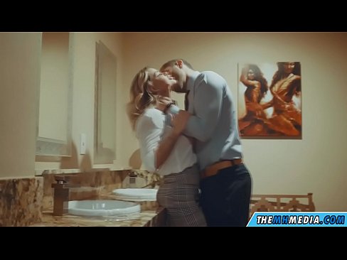 ❤️ Když vás na veřejných záchodcích svádí prsatá blondýna. ❌ Sex video u nás ❌